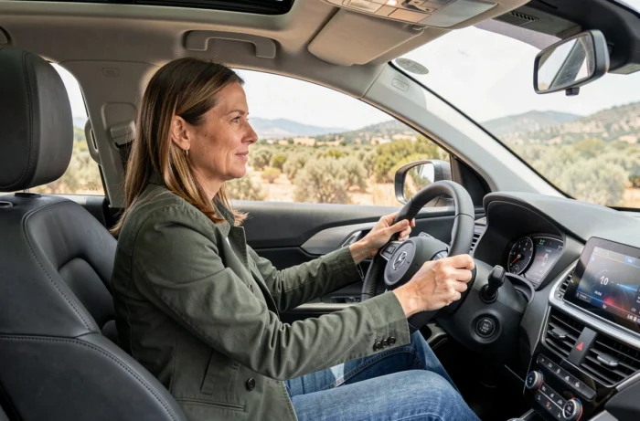 Femme testant un nouveau SUV compact lors d'un essai routier dans les environs de Rognac